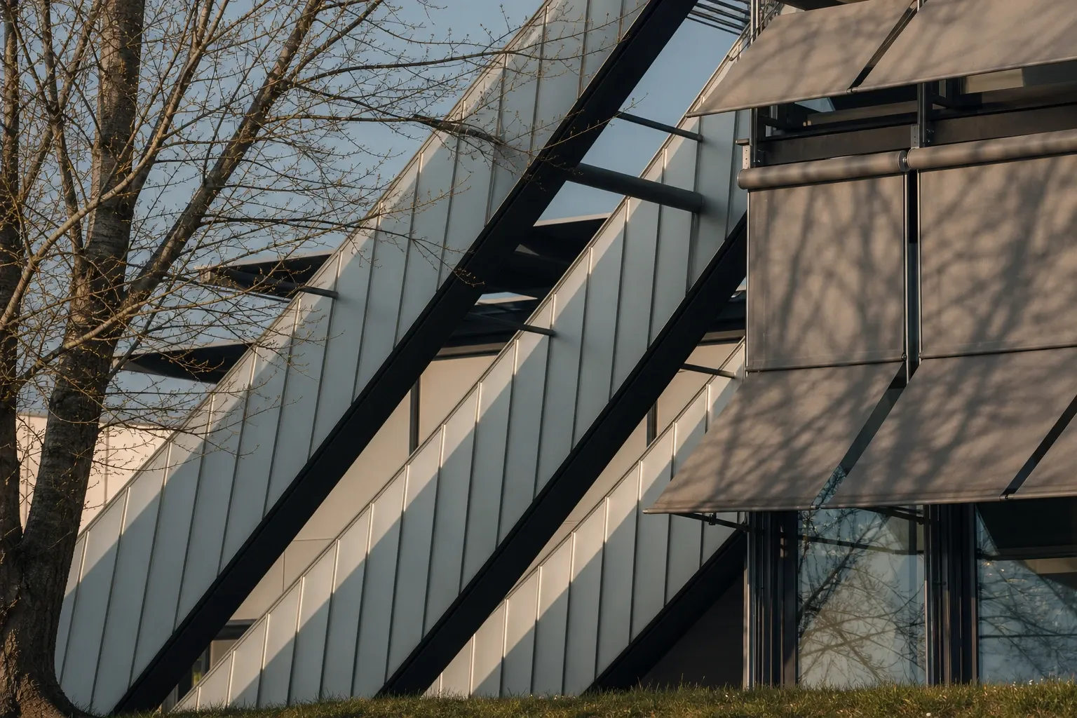 Detail einer modernen Glasfassade in Bern