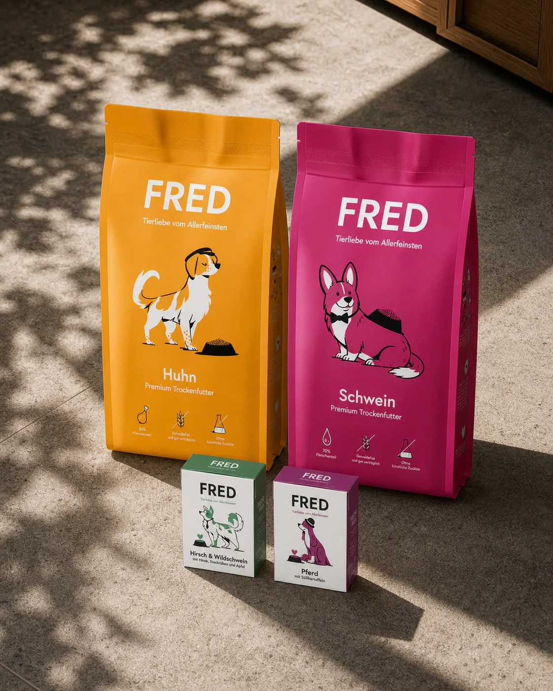 Fred & Felia Produkte auf einer Steinfläche mit Sonnen- und Blattschatten